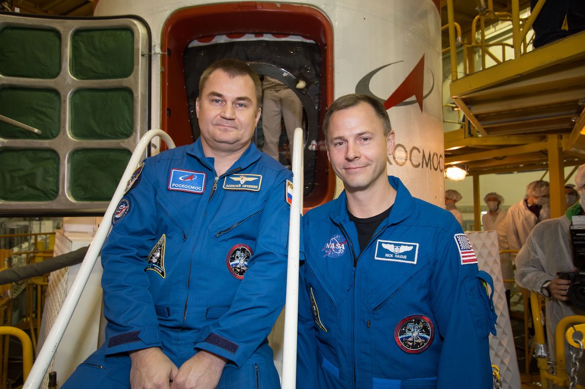 Alexej Ovčinin (vlevo) a Nick Hague na kosmodromu Bajkonur