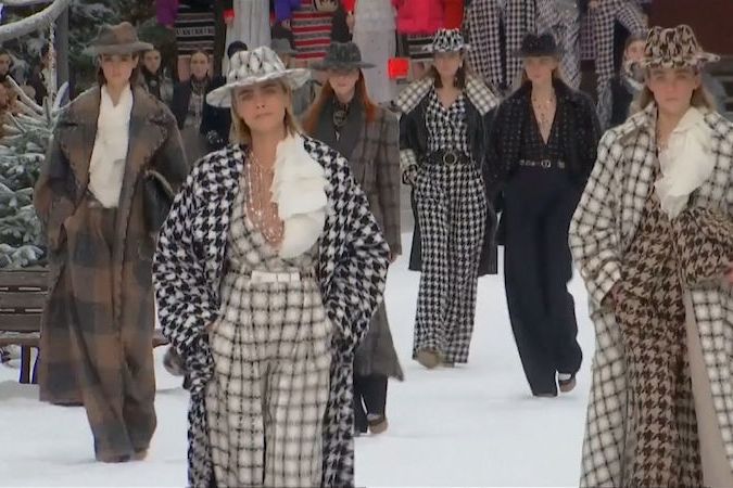 BEZ KOMENTÁŘE: Poslední přehlídka Karla Lagerfelda - Paříž se rozloučila se slavným návrhářem
