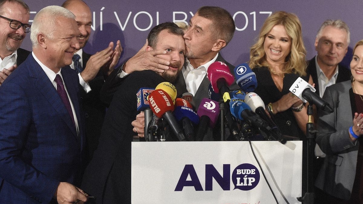 Andrej Babiš líbající člena volebního týmu Marka Prchala