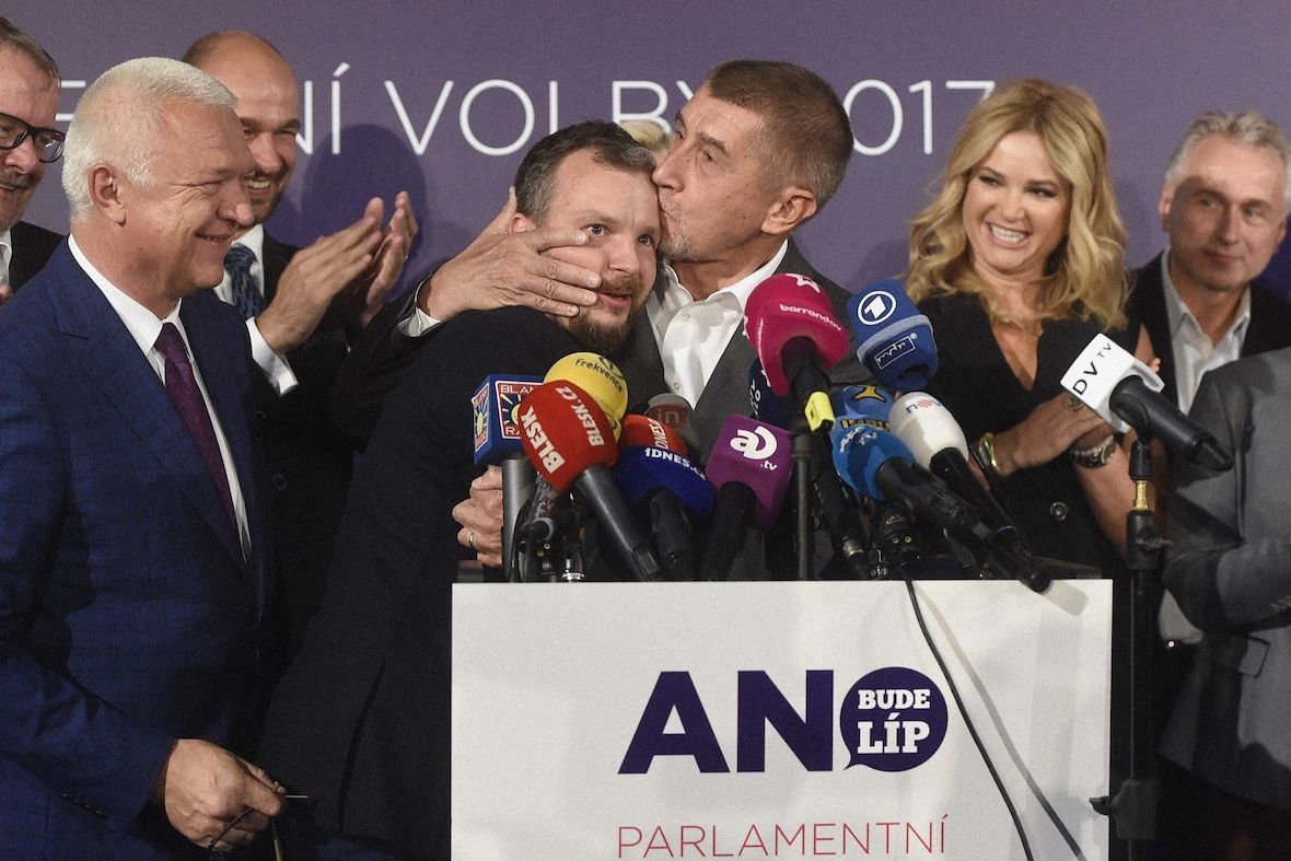 Andrej Babiš líbající člena volebního týmu Marka Prchala