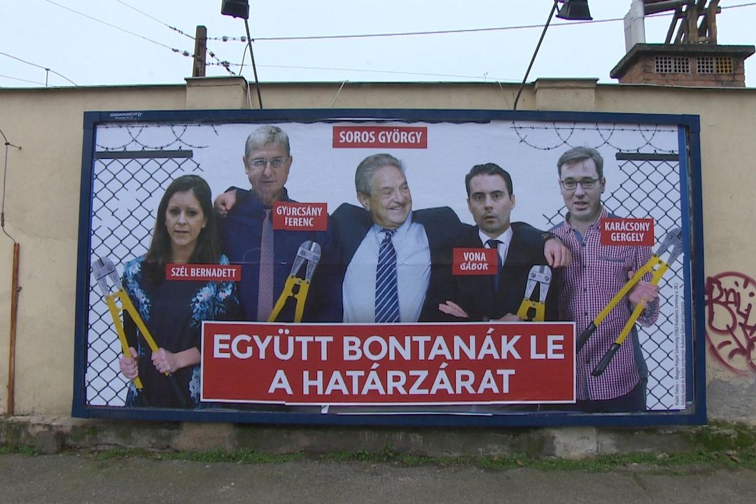 Společně by odstranili bariéru na hranici hlásá billboard s představiteli opozice a Georgem Sorosem.