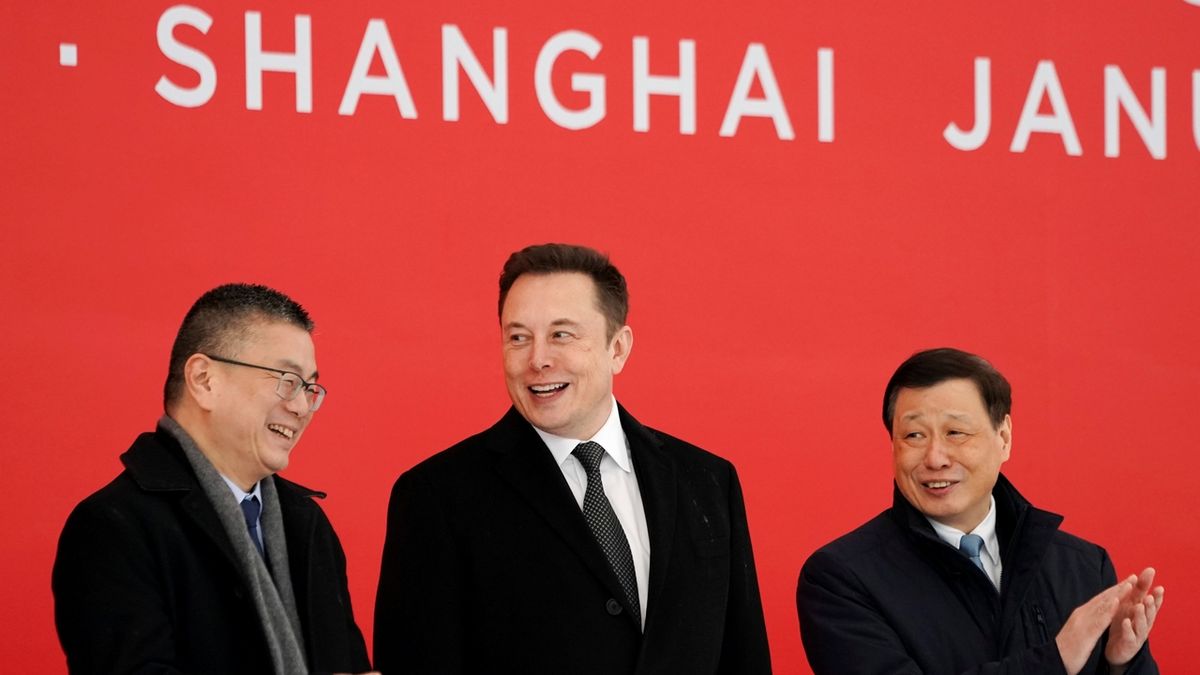 Šéf Tesly Elon Musk a starosta Šanghaje Jing Jung (vpravo).