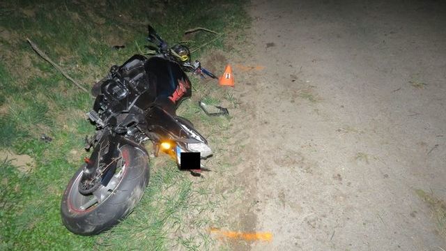 Havarovaný motocykl, jeho řidič jel bez helmy.