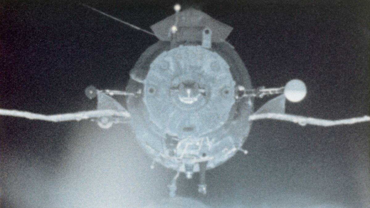 Kosmická loď Sojuz 4 před spojením se Sojuzem 5