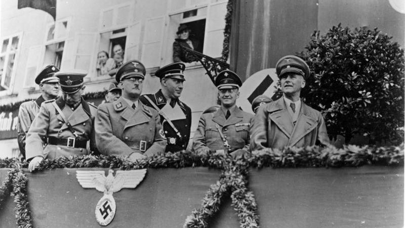 Nacisté v Sudetech, Konrad Henlein druhý zprava