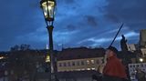 Pražské plynové lampy rozsvěcuje asi nejvyšší lampář na světě