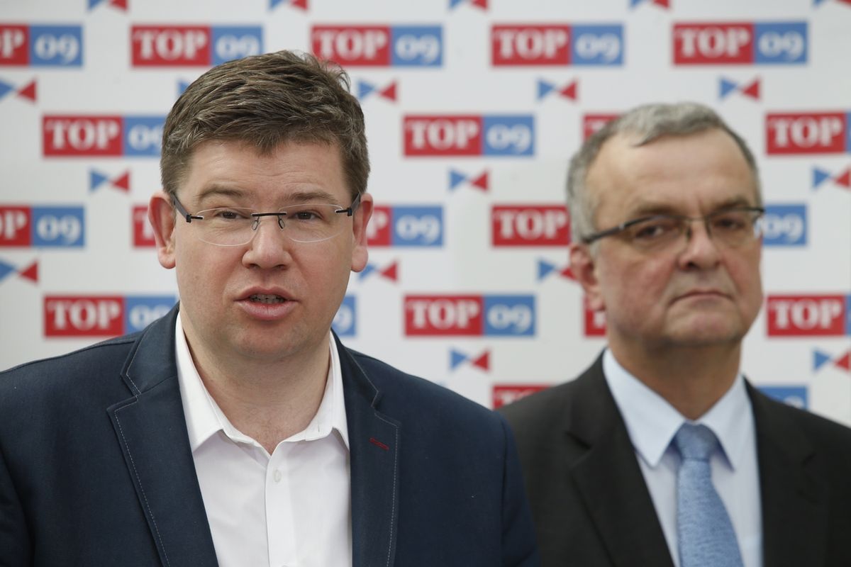 Předseda TOP 09 Jiří Pospíšil a předseda poslaneckého klubu strany Miroslav Kalousek.