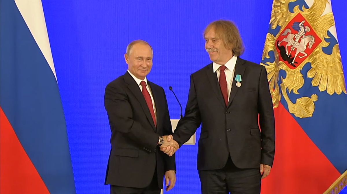 Jaromír Nohavica obdržel od Vladimira Putina Puškinovu cenu.