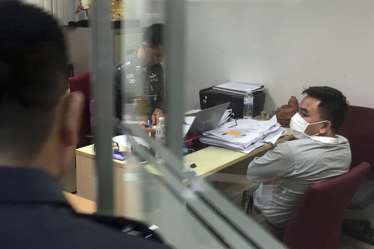 Zadržený Bunčaj Bač při sobotním výslechu na policii v Bangkoku