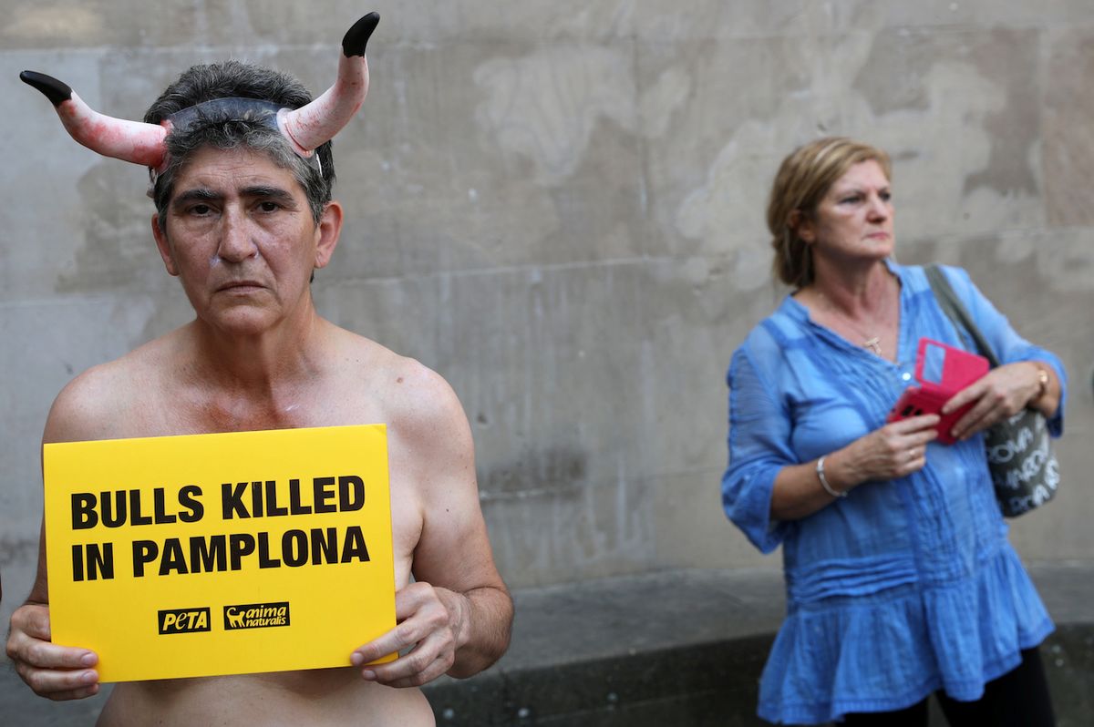 Aktivisté před zahájením festivalu protestovali proti zabíjení býků.