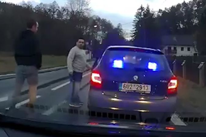 Muž v modré fabii na Mělnicku zastavil řidiče a vyžadoval pokutu