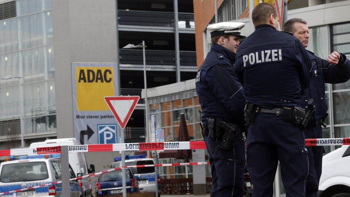 Policisté u advokátní kanceláře v Düsseldorfu, kde útočník zabil ženu.