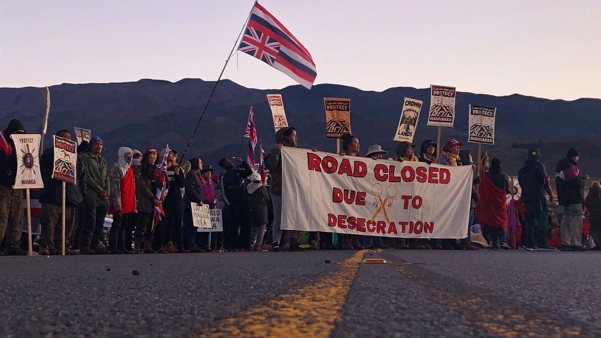 Demonstrace proti observatoři na havajské Meuna Kea.