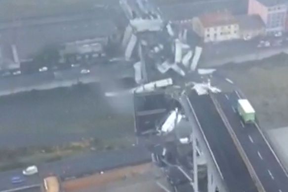 BEZ KOMENTÁŘE: Letecké záběry zříceného dálničního mostu v Janově