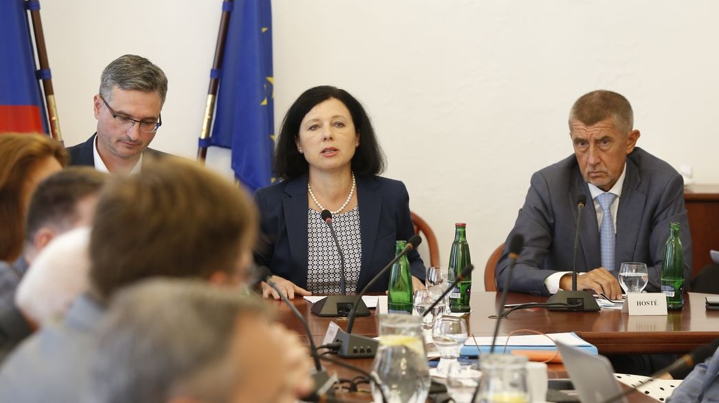 Zleva předseda výboru pro evropské záležitosti Ondřej Benešík, eurokomisařka Věra Jourová a premiér Andrej Babiš