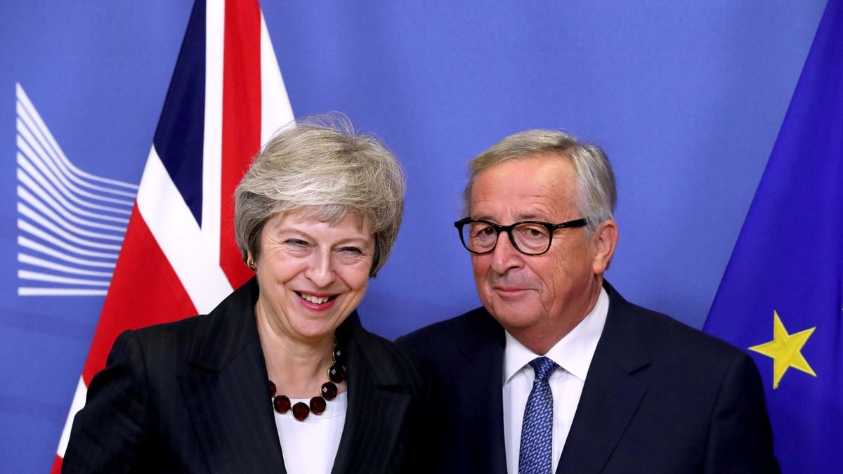 Britská premiérka Theresa Mayoová a předseda Evropské komise Jean- Claude Juncker v Bruselu