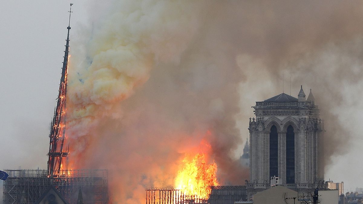 Hořící zadní věž pařížské katedrály Notre-Dame. Věž se později zřítila.