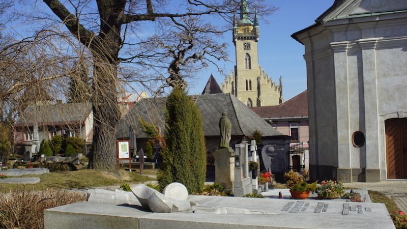 Hrob skladatele a kostel sv. Jakuba s rodnou světničkou.