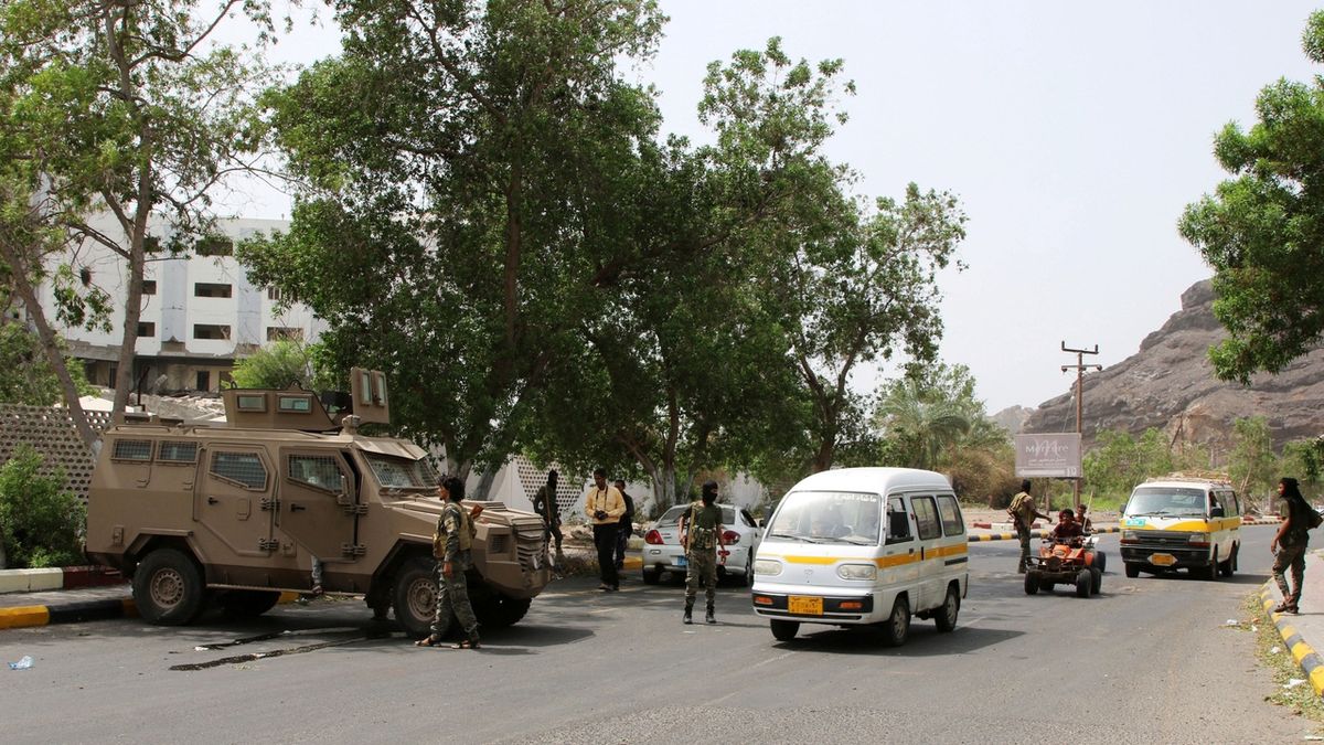Kontrolní stanoviště jihojemenských separatistů z STC v Adenu 