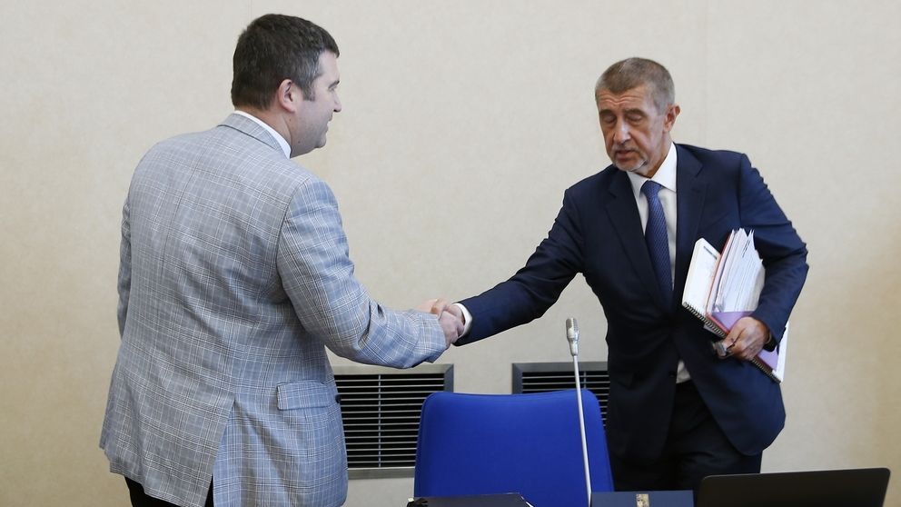 Ministr vnitra Jan Hamáček (ČSSD) se zdraví s premiérem Andrejem Babišem (ANO)