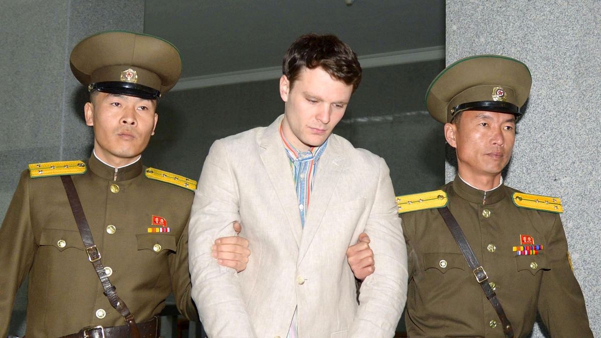 Ottu Fredericka Warmbiera přivádějí k severokorejskému nejvyššímu soudu 