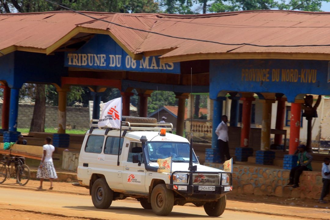 Sanitka Lékařů bez hranic projíždí městem Bení v provincii Konga Severní Kivu 