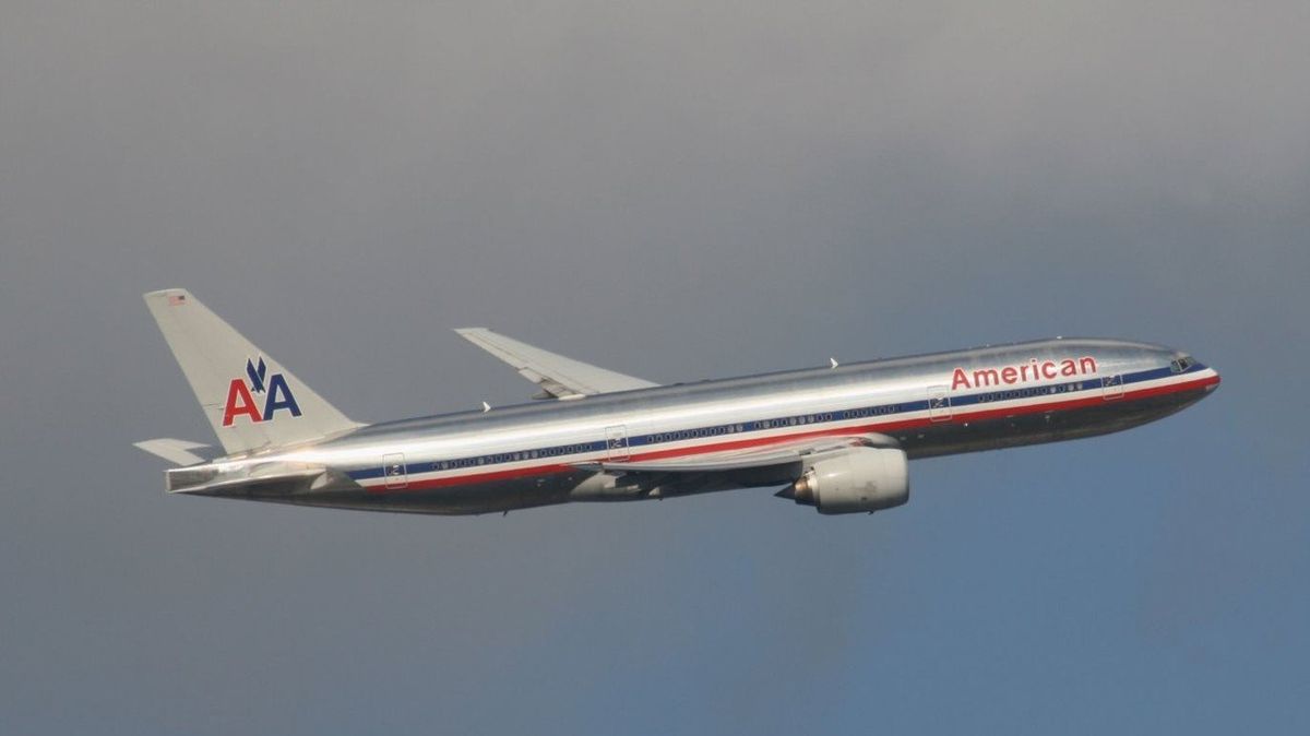 Mezi nejvytíženější letecké dopravce během letních měsíců patří velké americké společnosti jako American Airlines.