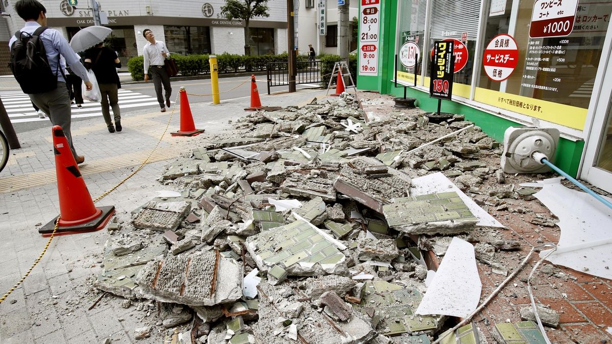 Škody po zemětřesení v japonském městě Ibaraki