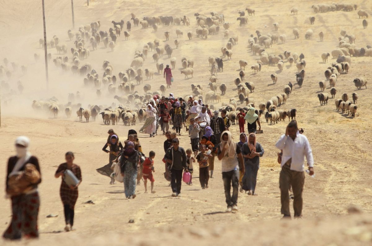 Příslušníci náboženské sekty jazídů prchají před sunnitskými radikály, kteří obsadili město Sindžár.