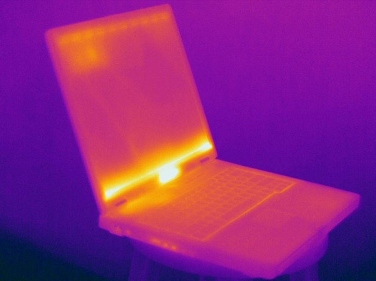 Notebook se dokáže v létě pořádně zahřát, jak dokazuje pohled termokamerou. 