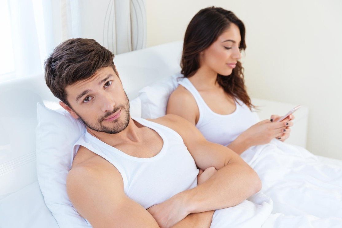Telefon v posteli dokáže zničit náladu mužům i ženám. Ilustrační foto 