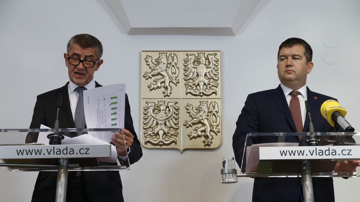 Premiér a šéf ANO Andrej Babiš s ministrem vnitra a předsedou ČSSD Janem Hamáčkem hodnotí 100 dní koaliční vlády