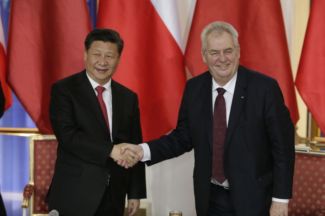Čínský prezident Si Ťin-pching a jeho český protějšek Miloš Zeman.