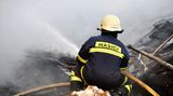 Při požáru chatky na Lounsku našli hasiči ohořelá těla ženy a dítěte