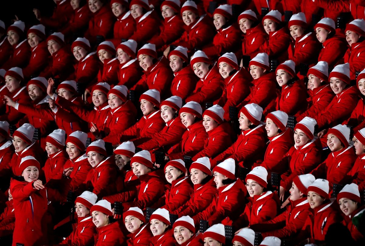 Severokorejské roztleskávačky čekají na start úvodního ceremoniálu zimních olympijských her 2018 v jihokorejském Pchjongjangu.