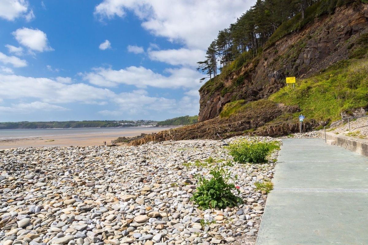 Pláž Amroth se nachází na západním pobřeží Walesu.