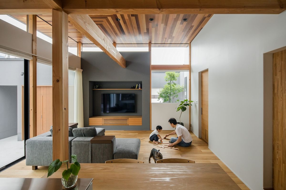 Obývací pokoj má výše umístěný strop, díky čemuž působí příjemně vzdušným dojmem. Hodně tomu rovněž napomáhá prosklení přímo pod střechou.