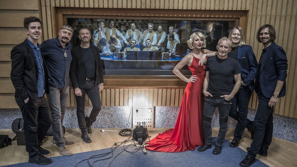 Skupina Čechomor, Martina Pártlová a Kumpanovi muzikanti ve studiu při natáčení desky.
