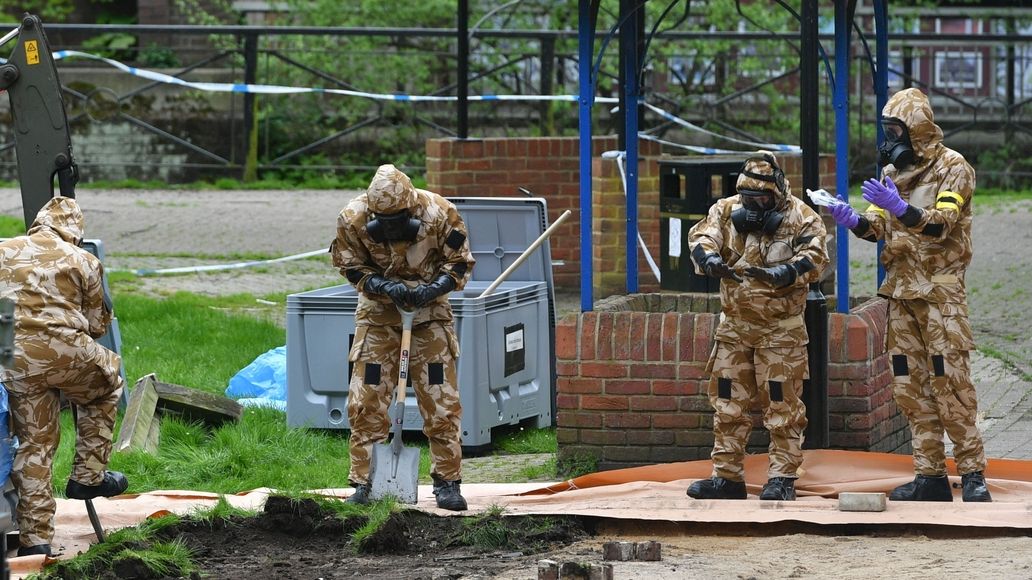 Vojenští technici odebírají vzorky kontaminované půdy nedaleko lavičky v Salisbury, kde našli otráveného Skripala s dcerou.