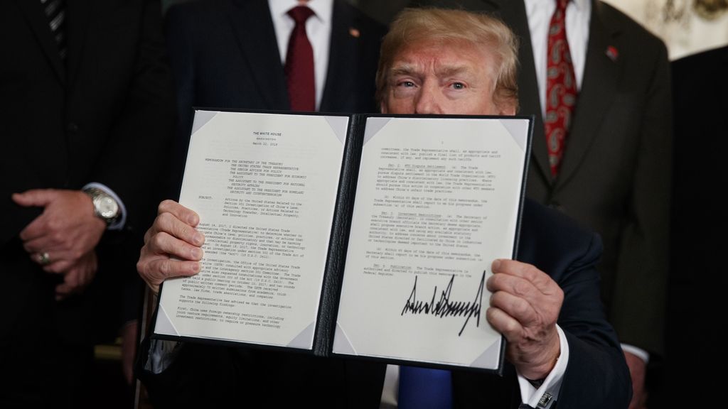 Americký prezident Donald Trump ukazuje podepsaný dekret. Ilustrační foto.
