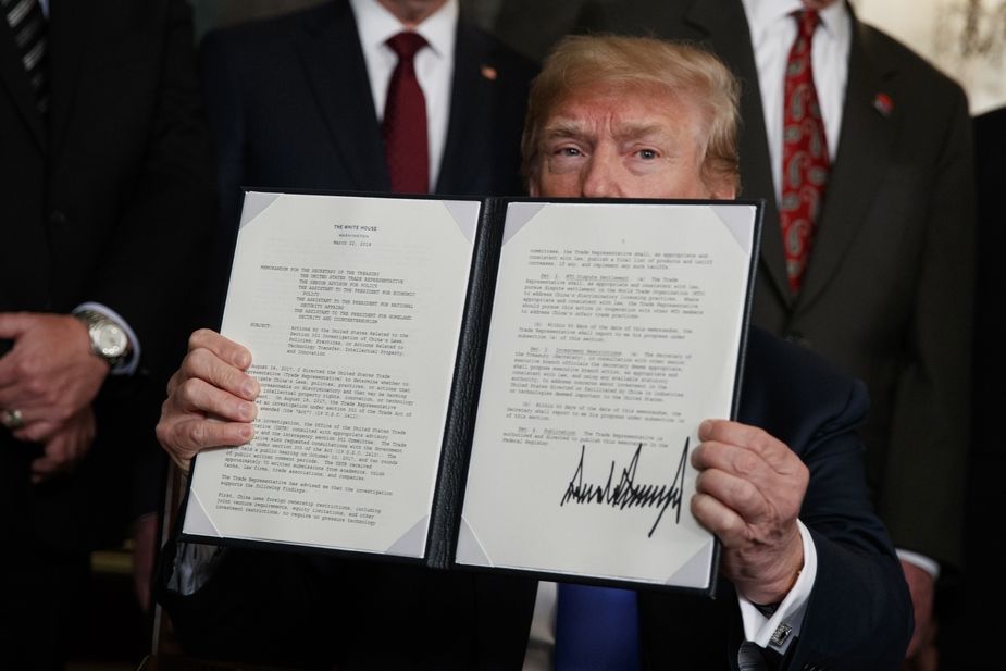 Americký prezident Donald Trump ukazuje podepsaný dekret, který by mohl vést k uvalení cel na dovoz čínského zboží.