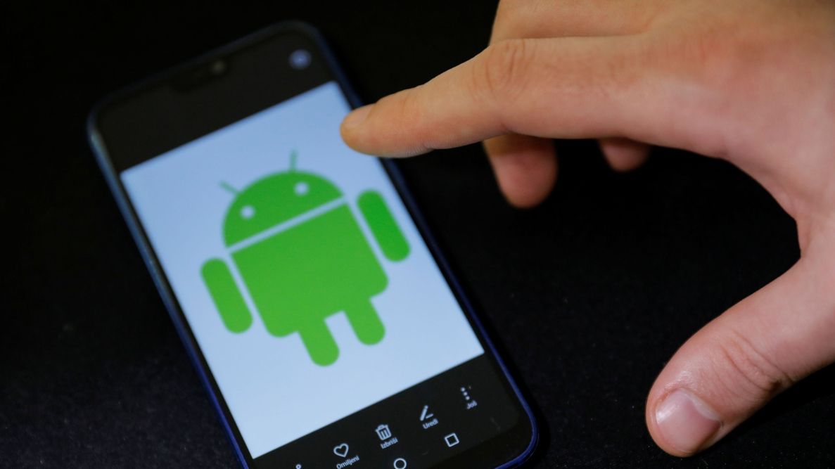 Brusel vyšetřuje firmu Google kvůli asistentovi na Androidu