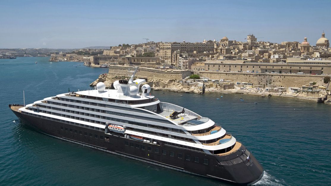 Luxusní výletní loď projíždí kolem maltské Vallety.