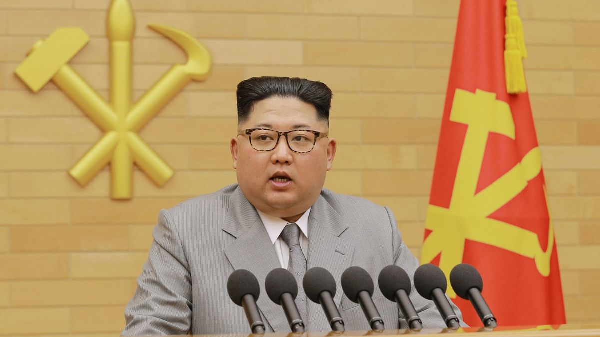 Kim Čong-un během novoročního projevu, který vysílala severokorejská televize