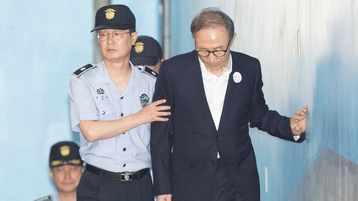 Jihokorejský exprezident I Mjong-bak při příchodu k soudu.
