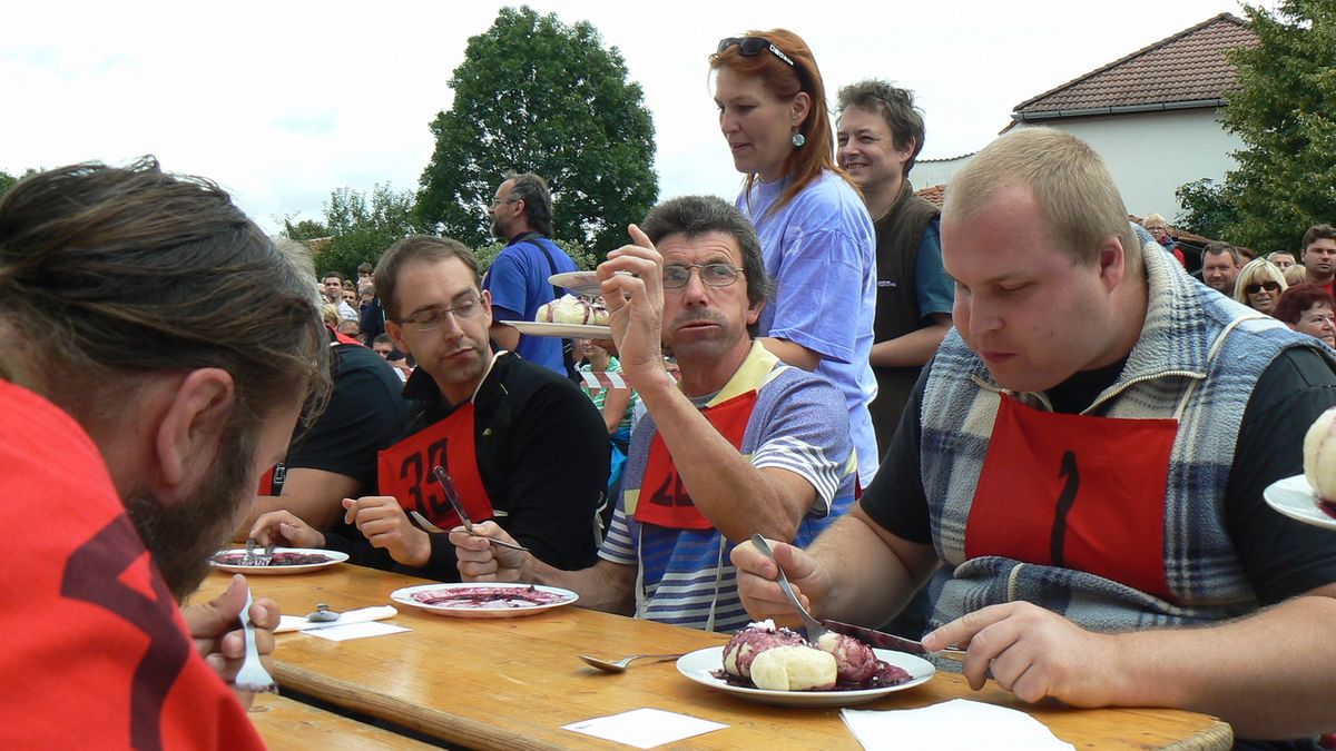 Jezení borůvkových knedlíků dává účastníkům soutěže chvílemi pořádně zabrat (Ilustrační foto)