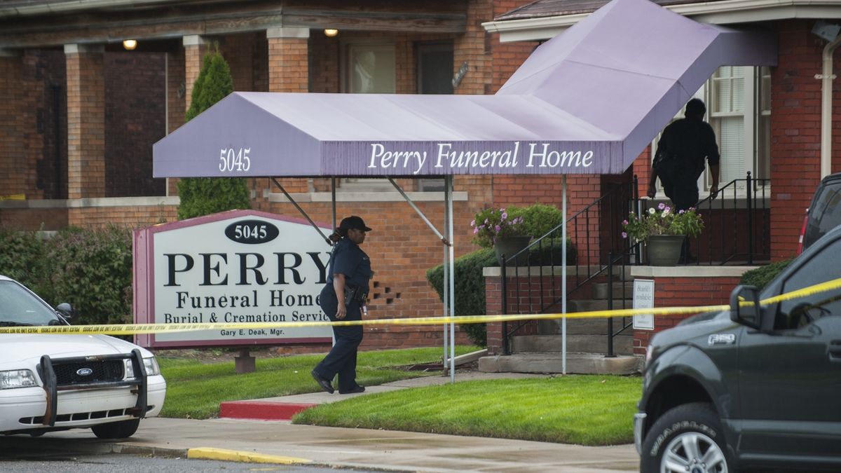 Policisté prohledávají pohřební ústav Perry Funeral Home v Detroitu