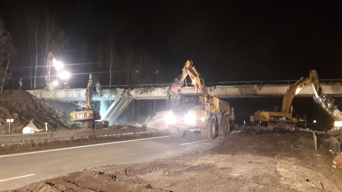 Bourání mostu uzavře o víkendu D11 u Prahy