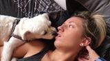 Mladé Kanaďance pomáhá zvládat silné záchvaty její pes