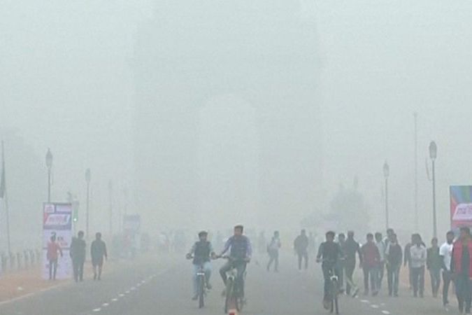 BEZ KOMENTÁŘE: Obyvatelé Dillí se dusí ve smogu, prodejci roušek mají žně